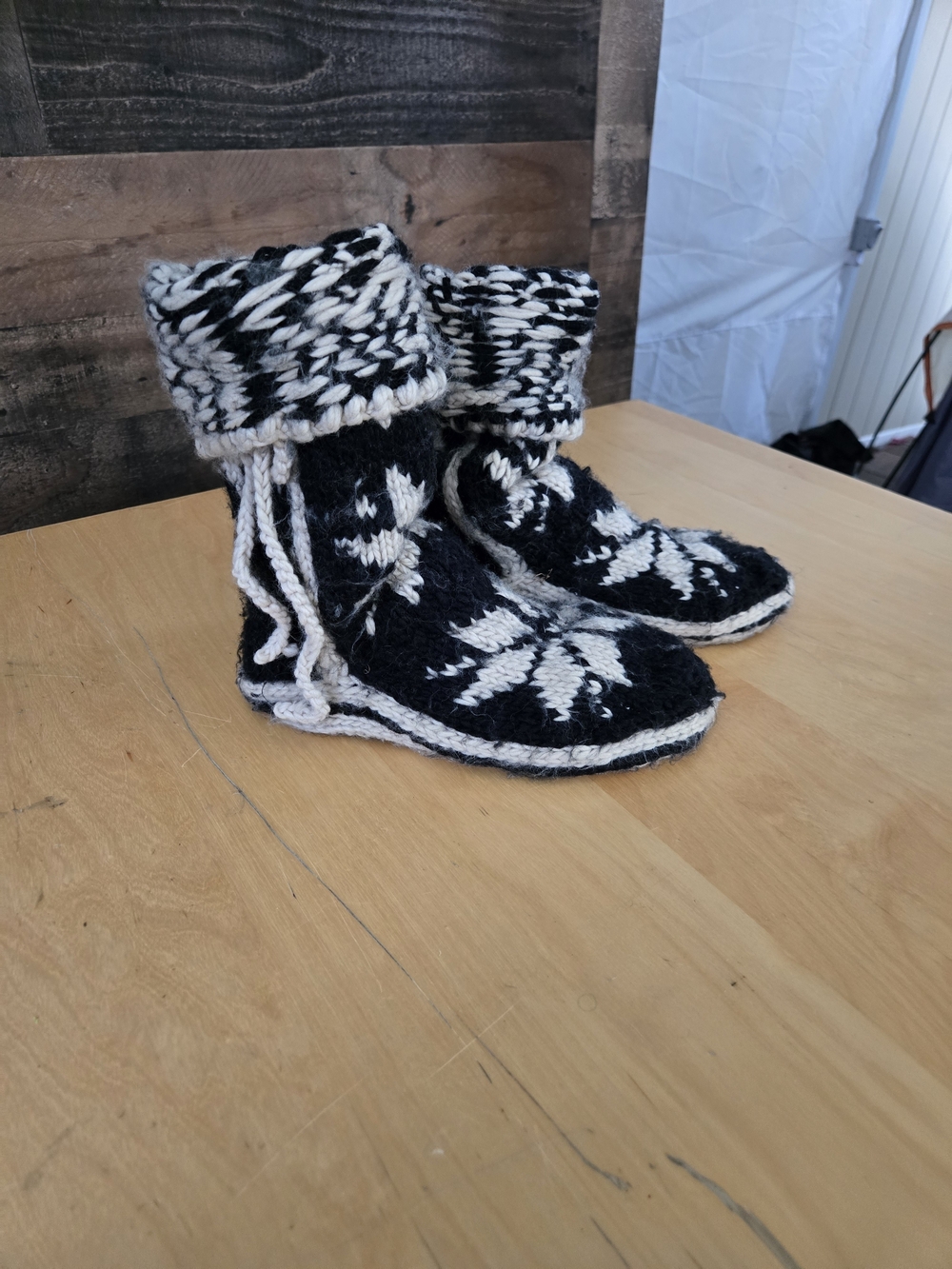 Vintage Woolrich Chalet Hand Knit Slipper Socks Black Snowflake Size Medium